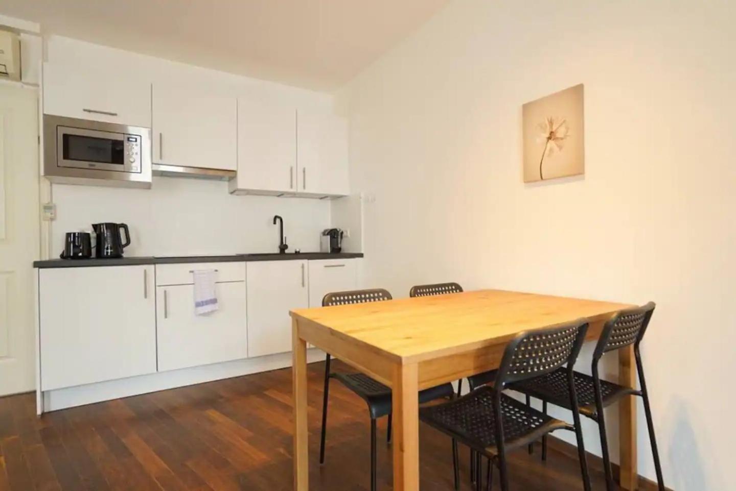 Apartament Authentic Austrian Flat In The South Of Vienna Modling Zewnętrze zdjęcie