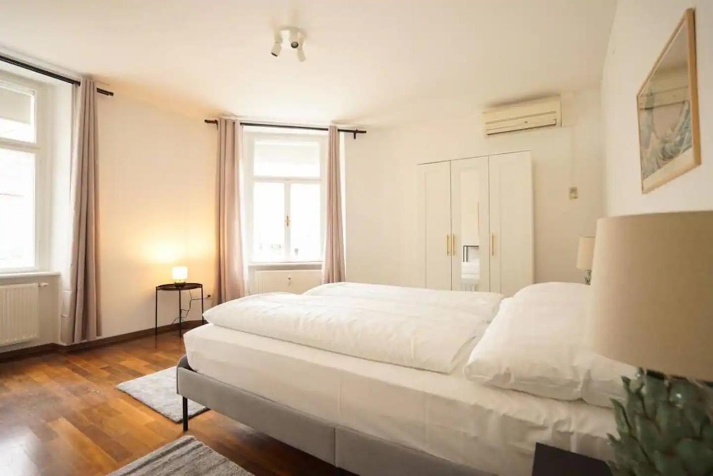 Apartament Authentic Austrian Flat In The South Of Vienna Modling Zewnętrze zdjęcie