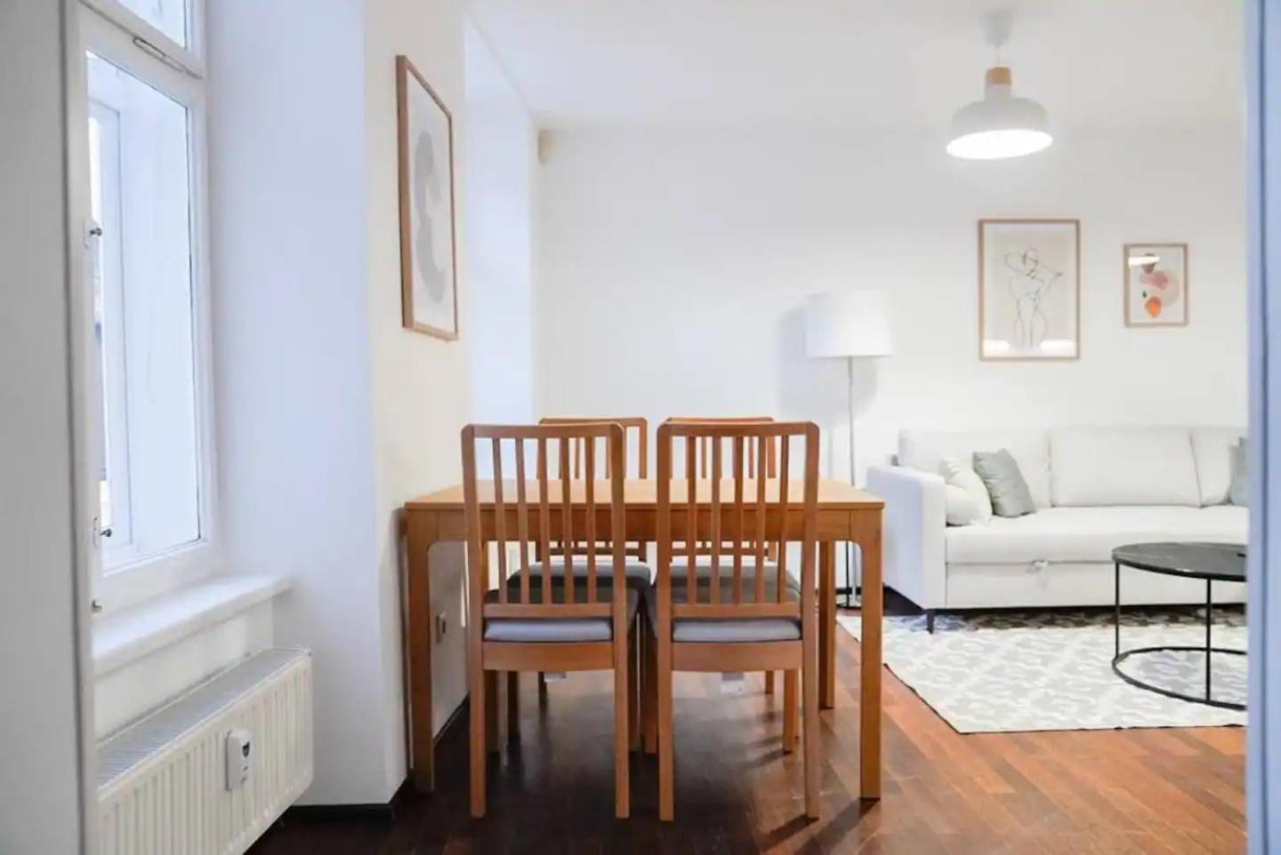 Apartament Authentic Austrian Flat In The South Of Vienna Modling Zewnętrze zdjęcie