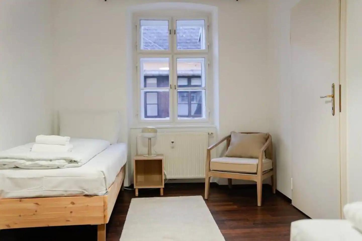 Apartament Authentic Austrian Flat In The South Of Vienna Modling Zewnętrze zdjęcie