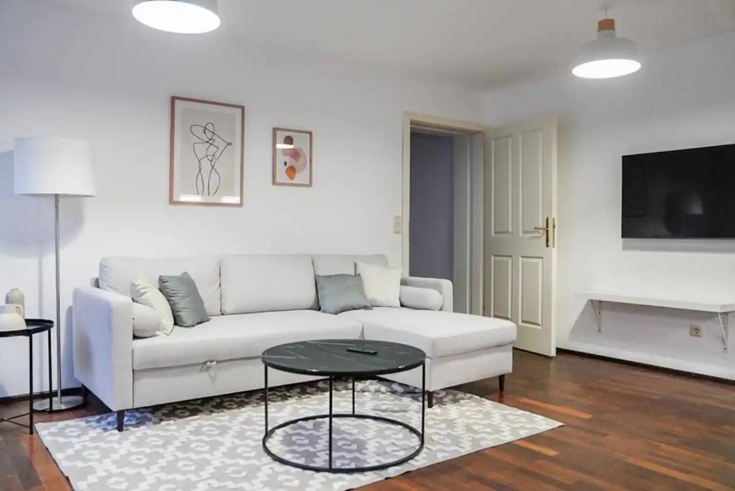 Apartament Authentic Austrian Flat In The South Of Vienna Modling Zewnętrze zdjęcie